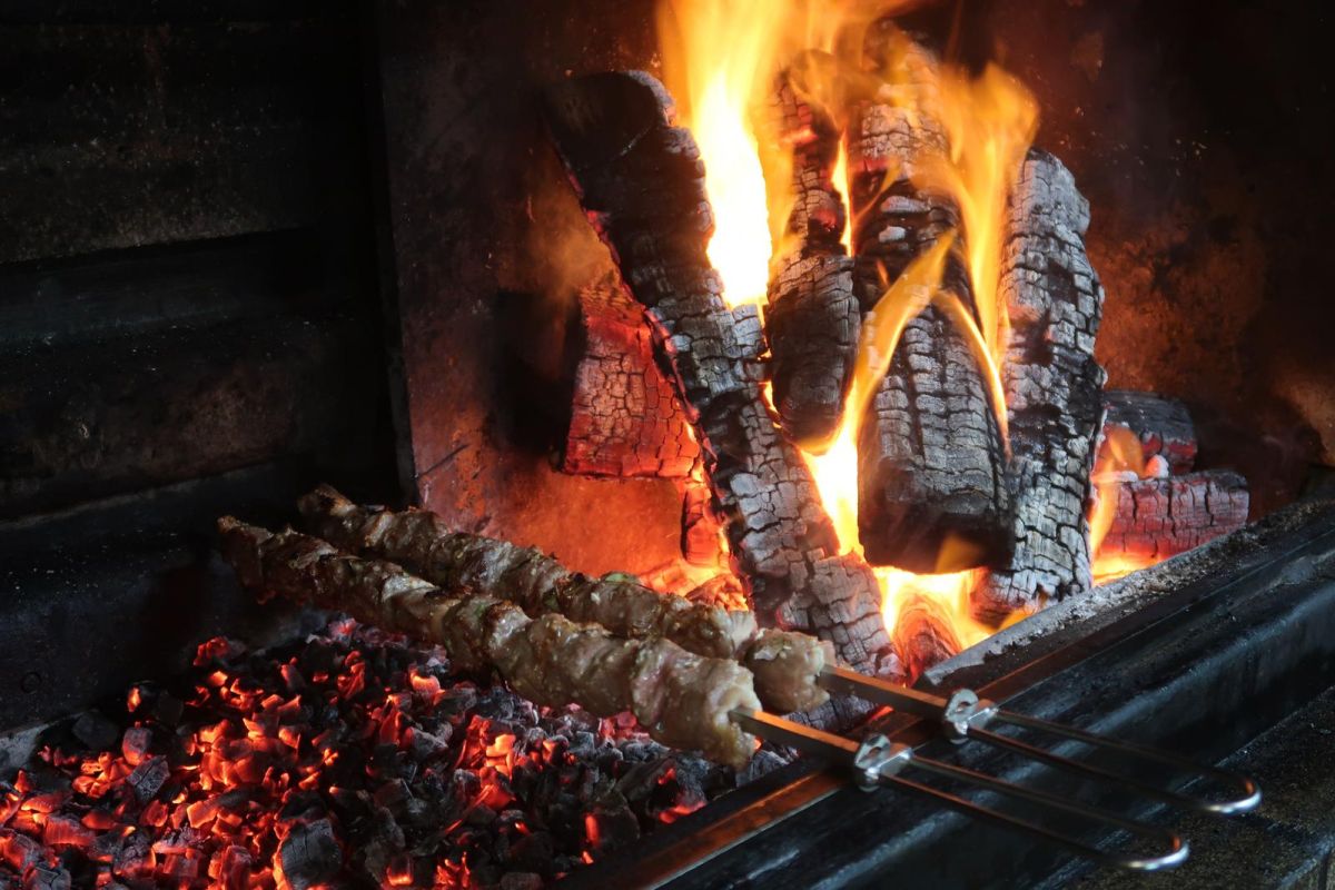 Espetada grelhada em lenha de acácia